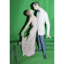 Load image into Gallery viewer, Lladro Happy Anniversary Couple Porcelain Figurine 6475 Spain VN78V Daisa 1997