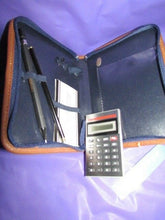 Load image into Gallery viewer, TWA Airline First Class Folio Calculator Pen Pencil In Blue & Tan Logo Zip Case