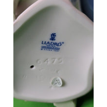 Load image into Gallery viewer, Lladro Happy Anniversary Couple Porcelain Figurine 6475 Spain VN78V Daisa 1997
