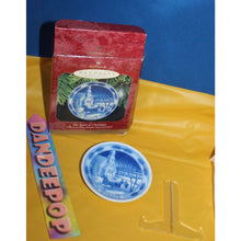 Load image into Gallery viewer, Hallmark Spirit Of Christmas Plate Holiday Ornament 1997 QX6585
