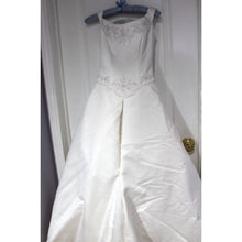 Load image into Gallery viewer, Paloma Blanca White Wedding Dress Women's 6 With Traditional Red Gold Asian East
