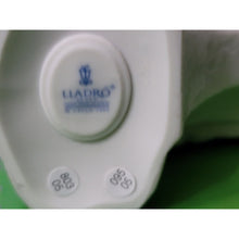 Load image into Gallery viewer, Lladro A Priceless Moment Porcelain Figurine 8056 Spain 5C42P Daisa 2004
