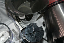 Load image into Gallery viewer, Oster Jus Simple Juicer FPSTJE9010
